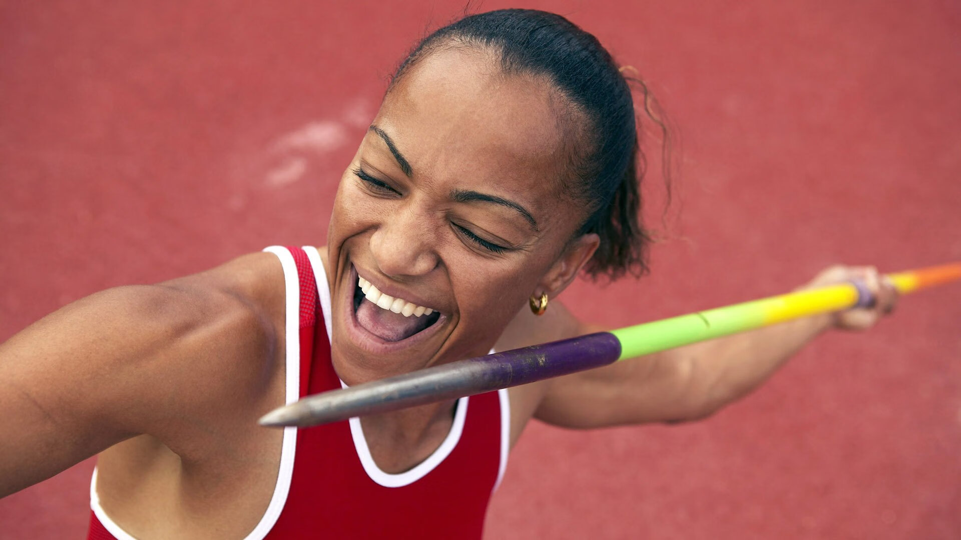 全球篮球赛中发生激烈争夺，胜负悬念，篮球争夺战